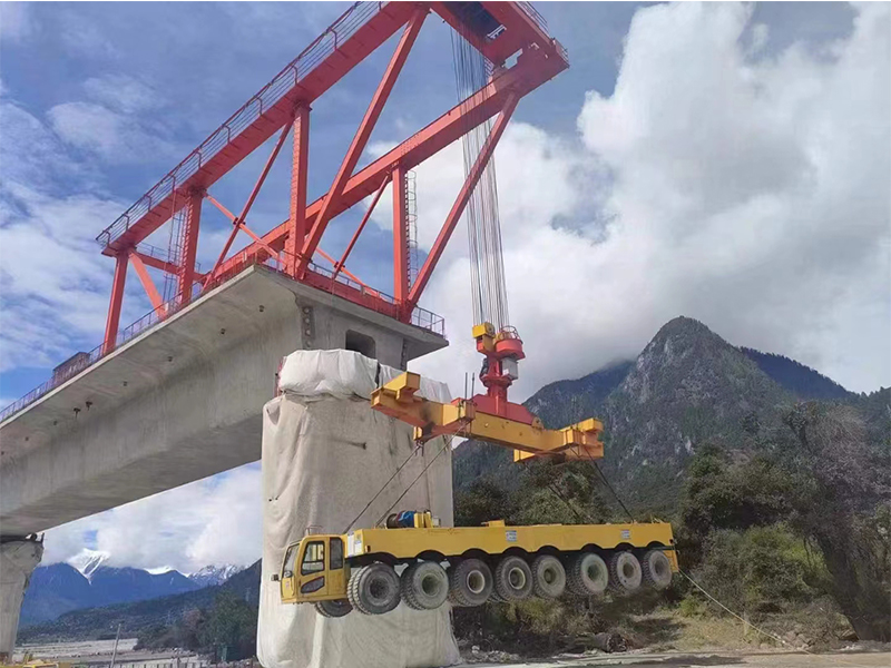 我公司為川藏鐵路制造的200噸懸臂起重機(jī)，順利交付使用